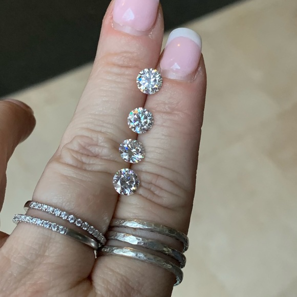 Jewelry - 1 ct round brilliant white Moissanite stone